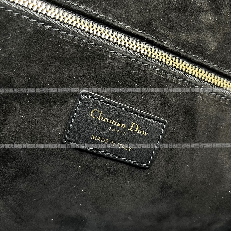 디올북토트백미디움 20260330-171632-wsxc1774890235973_3루.jpg