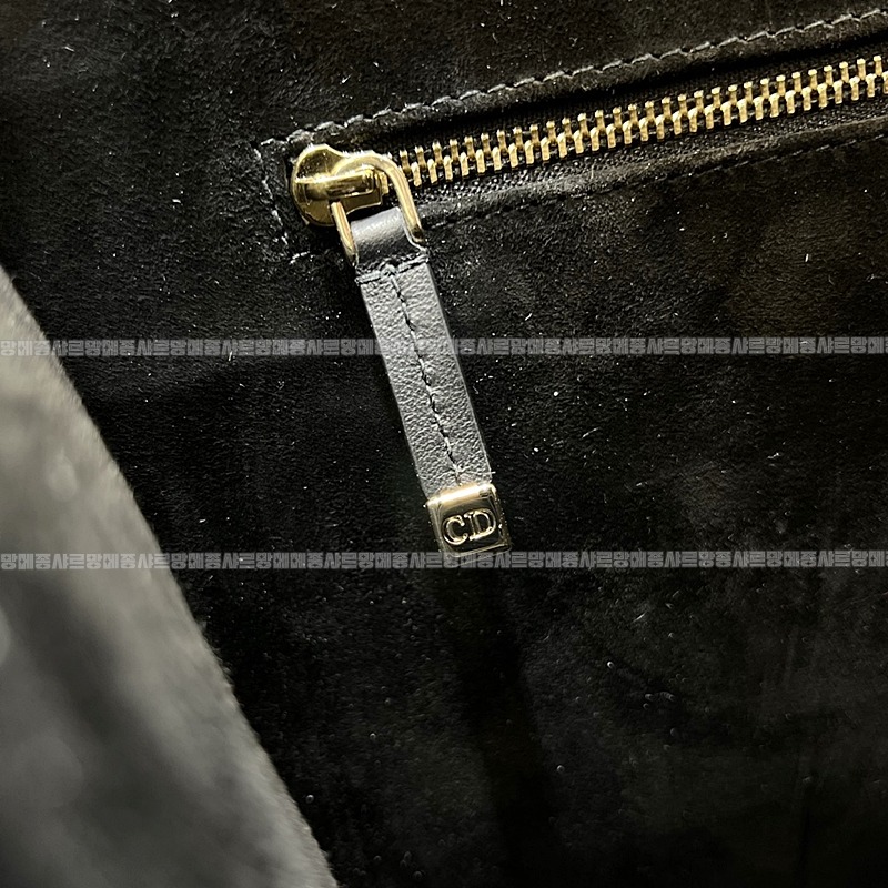 디올북토트백미디움 20260330-171632-wsxc1774890236174_4루.jpg