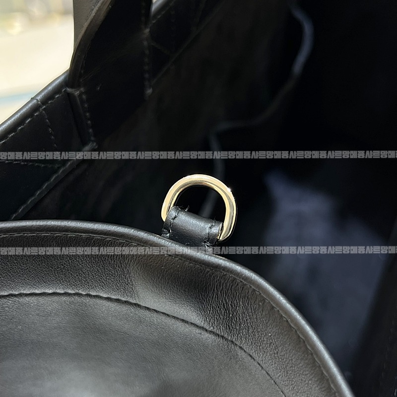 디올북토트백미디움 20260330-171632-wsxc1774890236214_5루.jpg