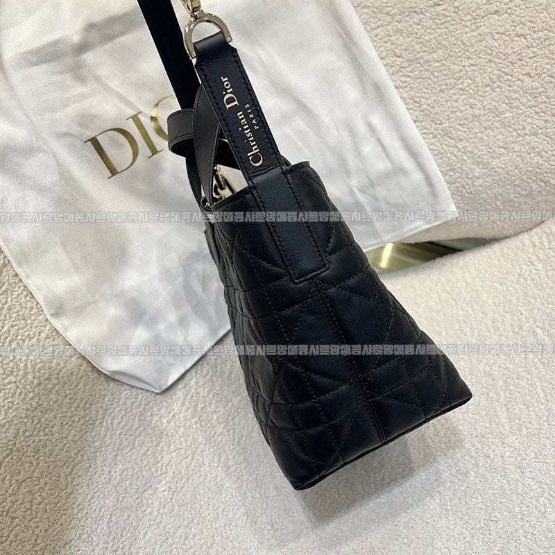 디올뚜주흐버티컬토트백  20260401-155451-004루.jpg