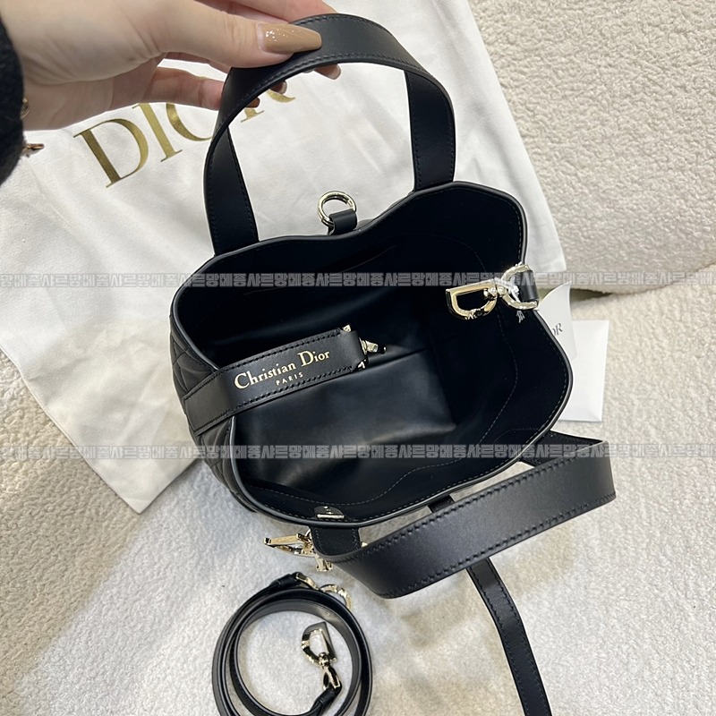 디올뚜주흐버티컬토트백  20260401-155451-006루.jpg