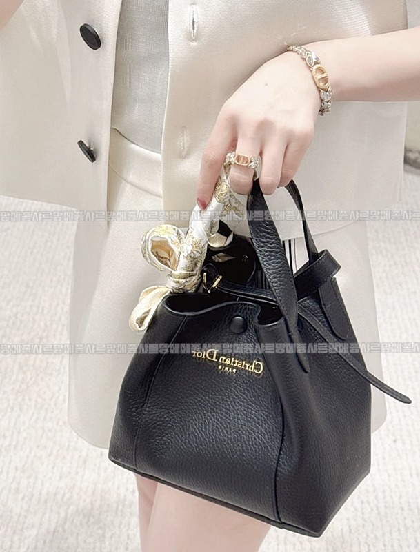 디올시그니처버킷백  20260402-101154-012루.jpg