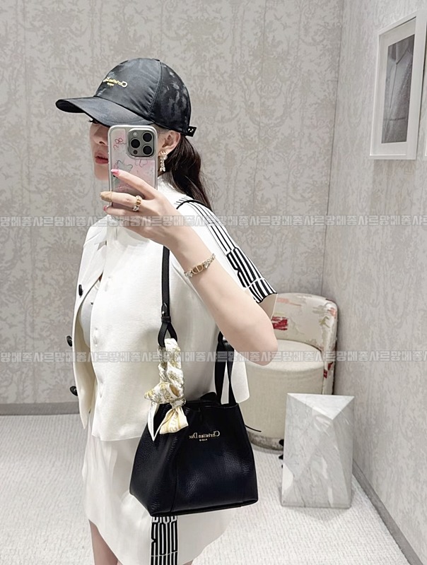 디올시그니처버킷백  20260402-101154-014루.jpg