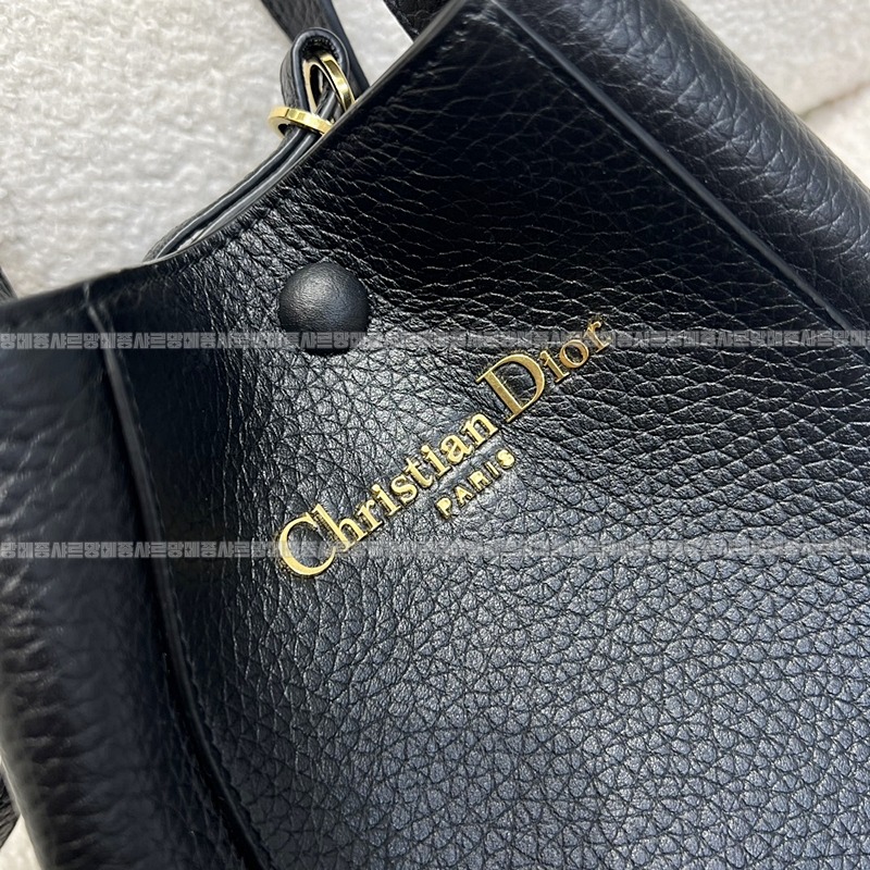 디올시그니처버킷백  20260402-101153-005루.jpg