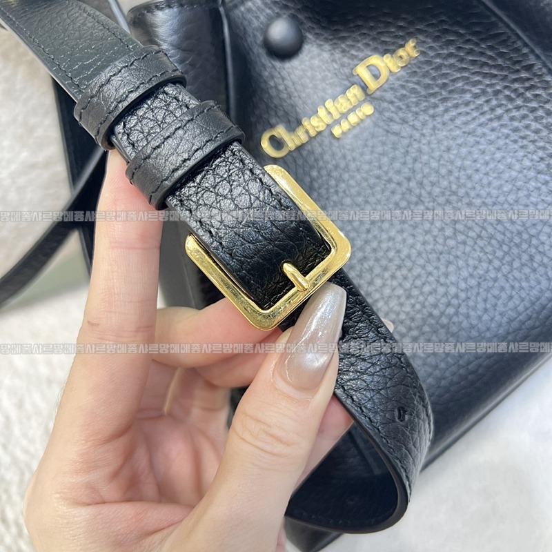 디올시그니처버킷백  20260402-101153-006루.jpg