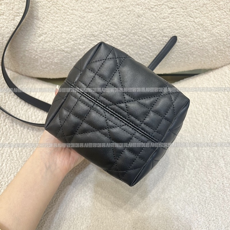 디올뚜주흐버티컬토트백  20260402-103449-004루.jpg