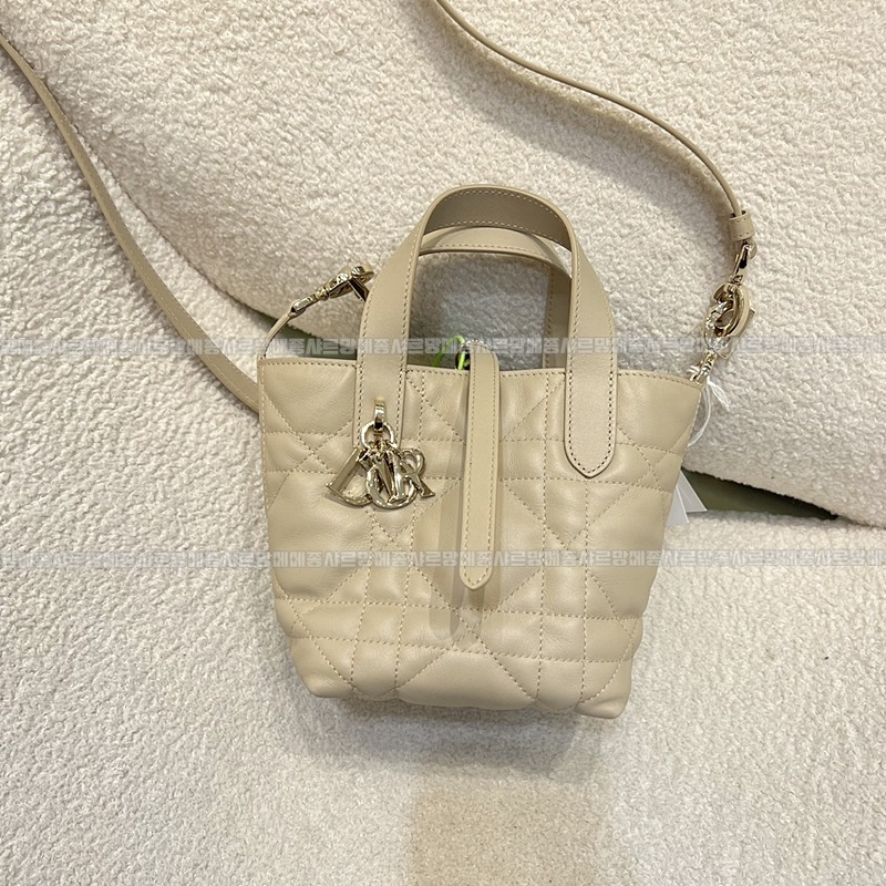 디올뚜주흐버티컬토트백  20260402-104642-001루.jpg