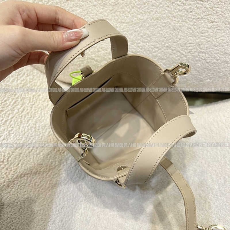 디올뚜주흐버티컬토트백  20260402-104643-006루.jpg