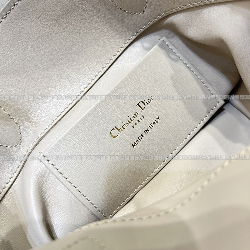 디올뚜주흐버티컬토트백  20260402-104643-007루.jpg