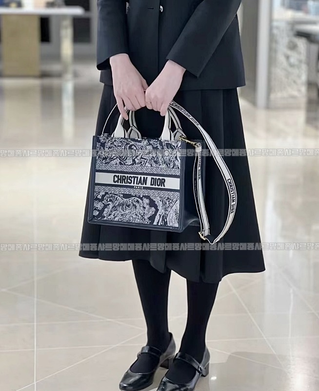 디올북토트백20260403-093545-016루.jpg