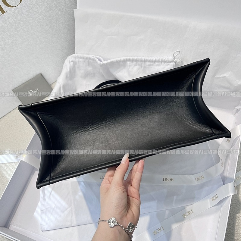 디올북토트백미디움  20260403-100000-004루.jpg