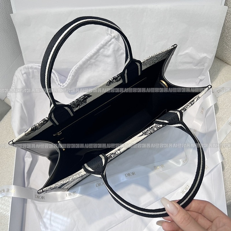 디올북토트백미디움  20260403-100001-008루.jpg