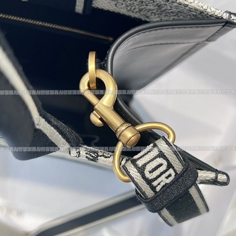 디올북토트백미디움  20260403-100001-014루.jpg