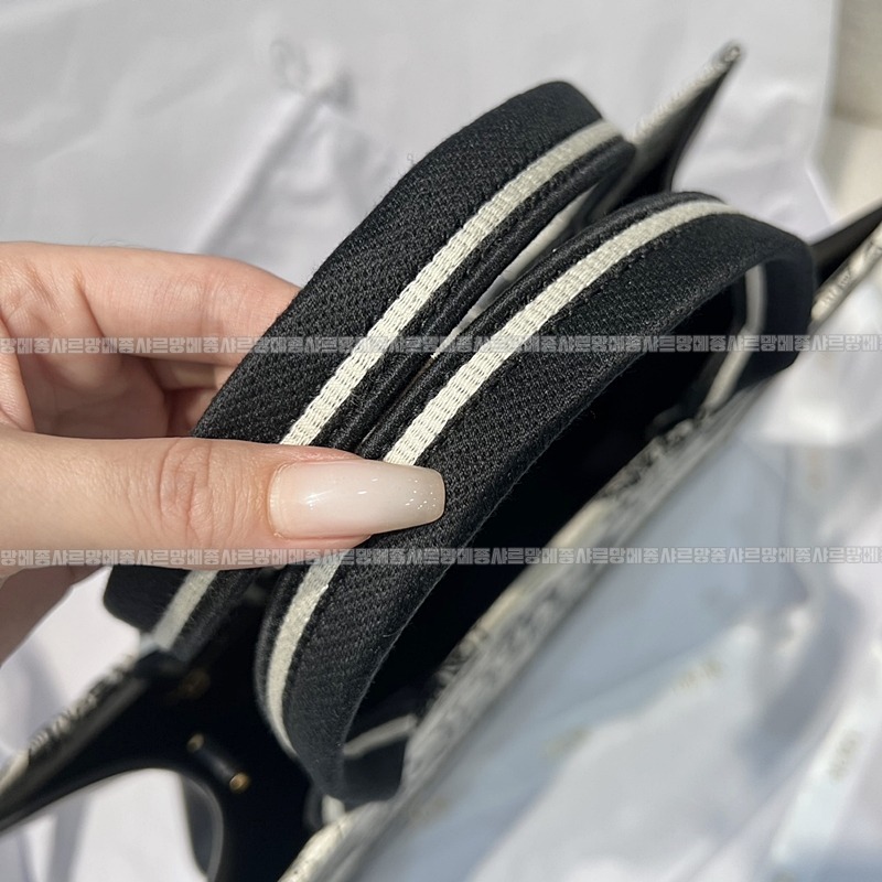 디올북토트백미디움  20260403-100002-015루.jpg