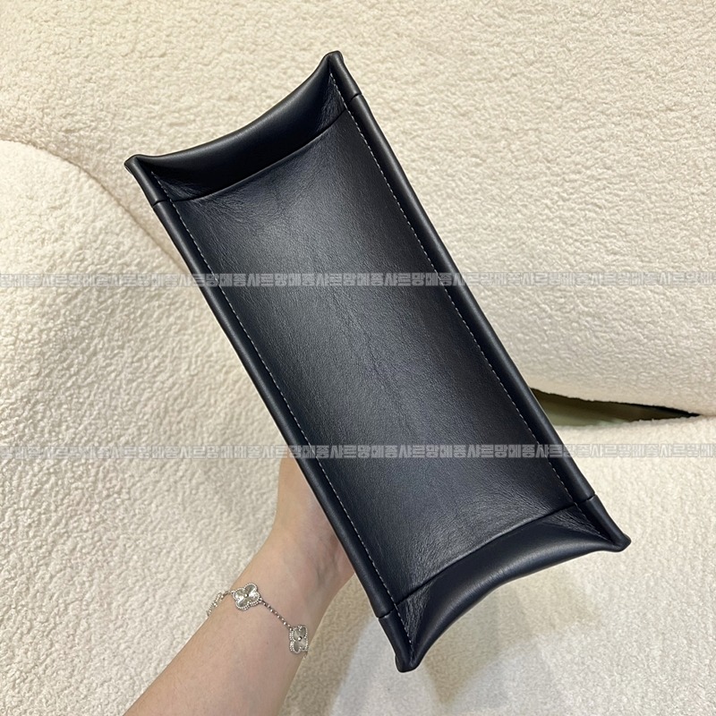 디올이스트웨스트토트백  20260403-101050-005루.jpg