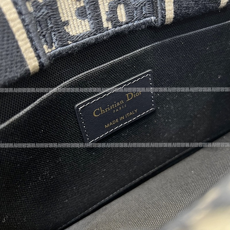 디올이스트웨스트토트백  20260403-101051-009루.jpg