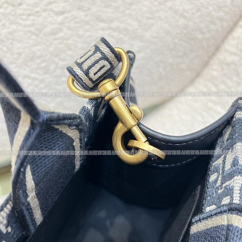 디올이스트웨스트토트백  20260403-101051-010루.jpg