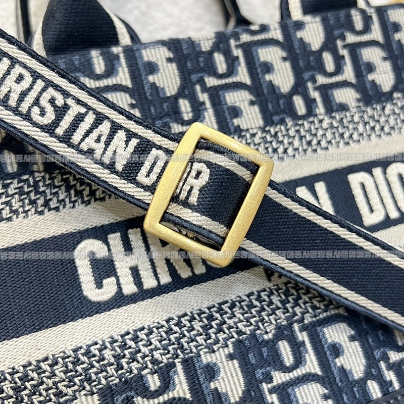 디올이스트웨스트토트백  20260403-101051-011루.jpg