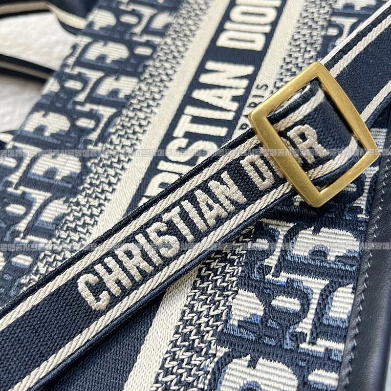 디올이스트웨스트토트백  20260403-101051-012루.jpg