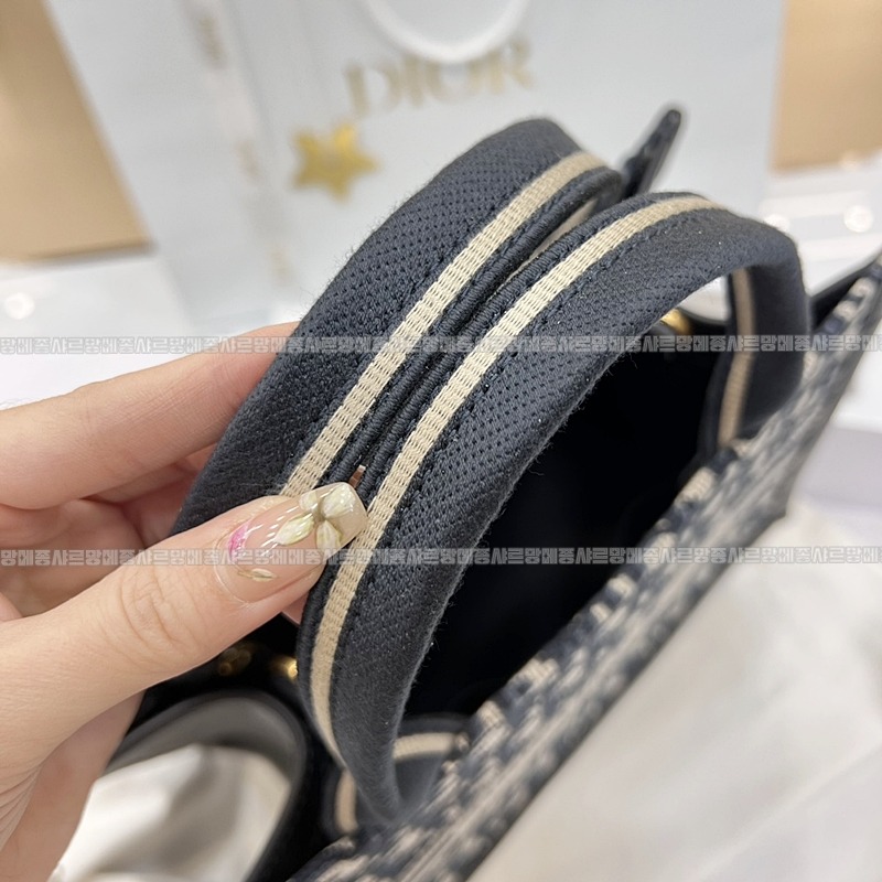 디올북토트백스몰  20260403-101520-007루.jpg