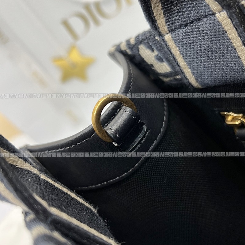 디올북토트백스몰  20260403-101520-008루.jpg