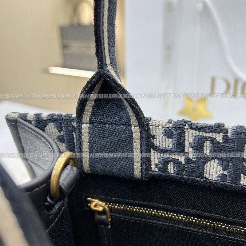 디올북토트백스몰  20260403-101521-011루.jpg