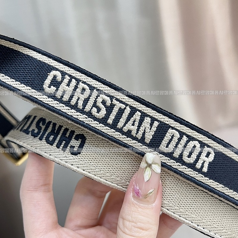 디올북토트백스몰  20260403-101521-014루.jpg