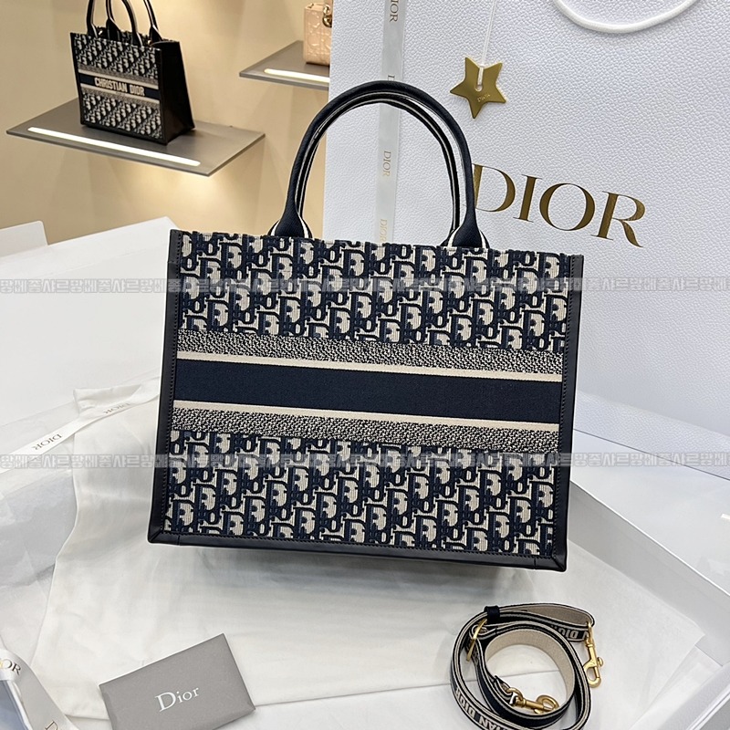 디올북토트백미디움  20260403-101936-002루.jpg