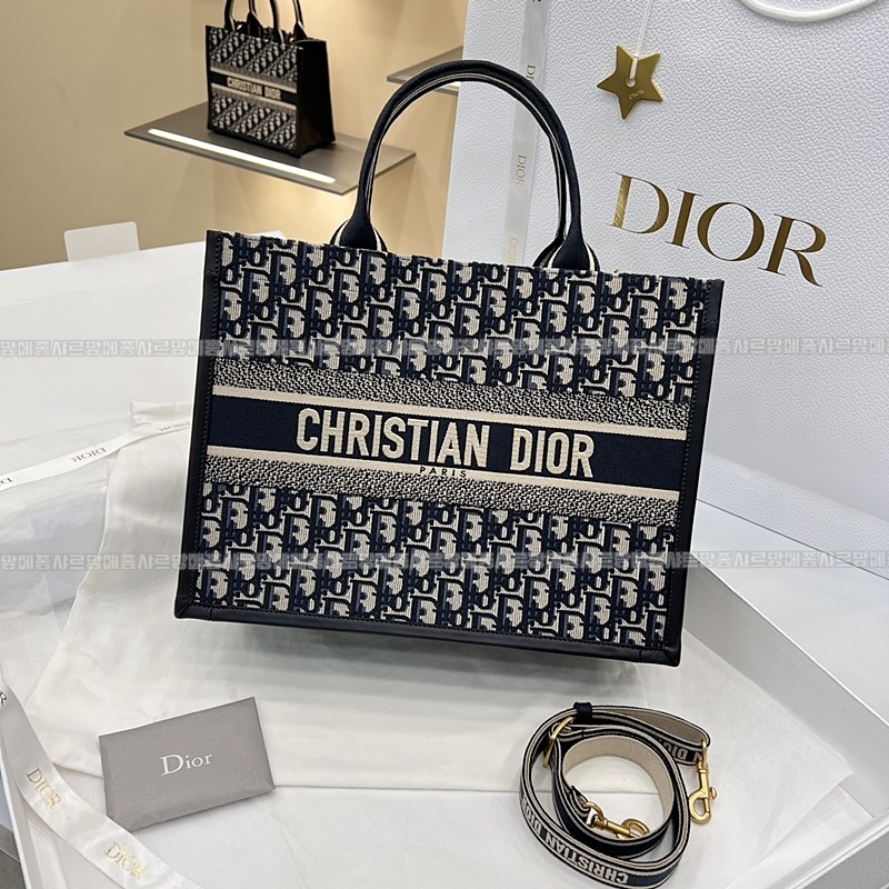 디올북토트백미디움  20260403-101936-001루.jpg