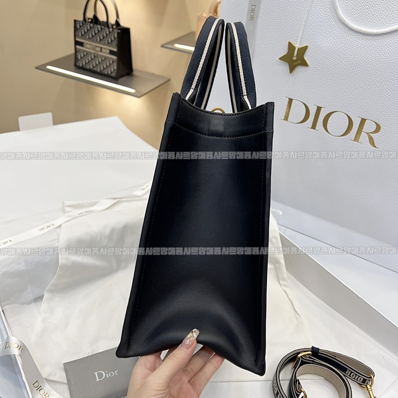 디올북토트백미디움  20260403-101936-003루.jpg
