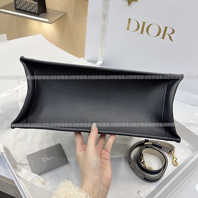 디올북토트백미디움  20260403-101936-004루.jpg