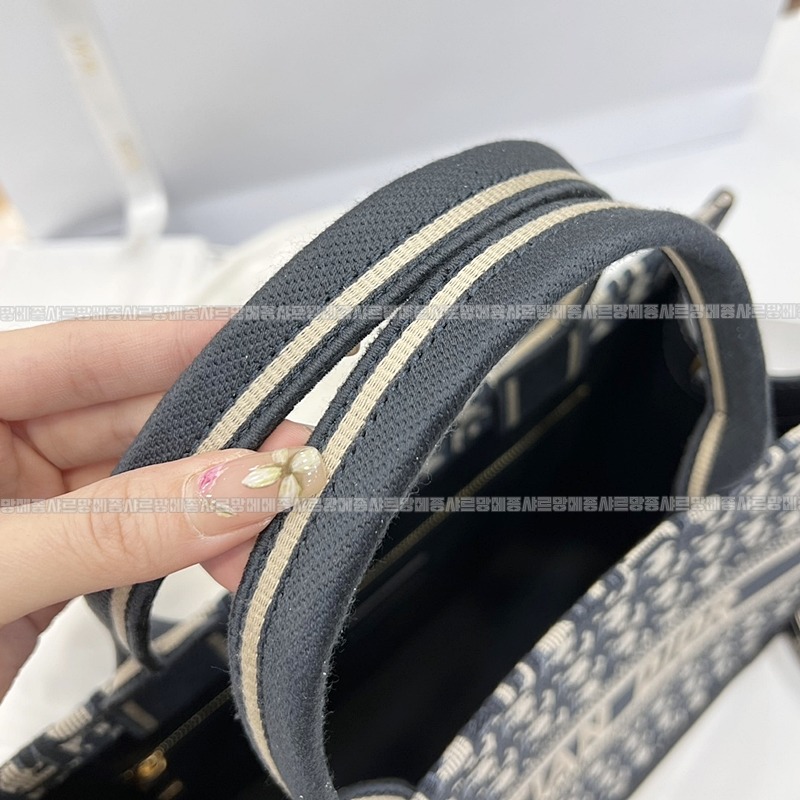 디올북토트백미디움  20260403-101936-006루.jpg