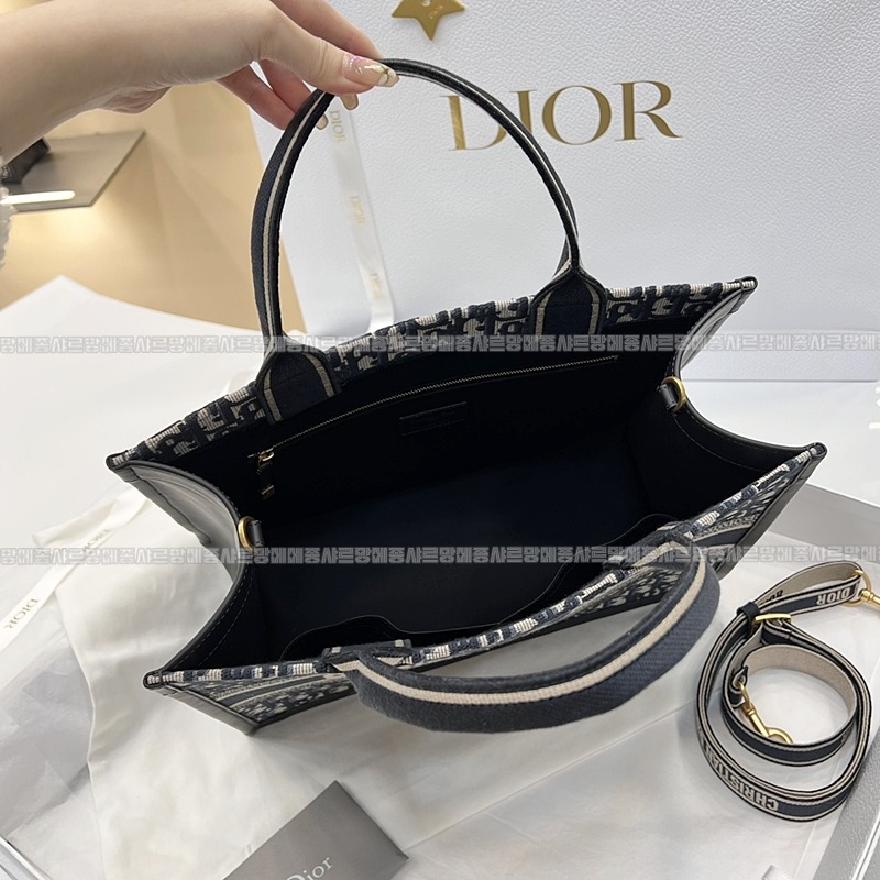 디올북토트백미디움  20260403-101937-008루.jpg