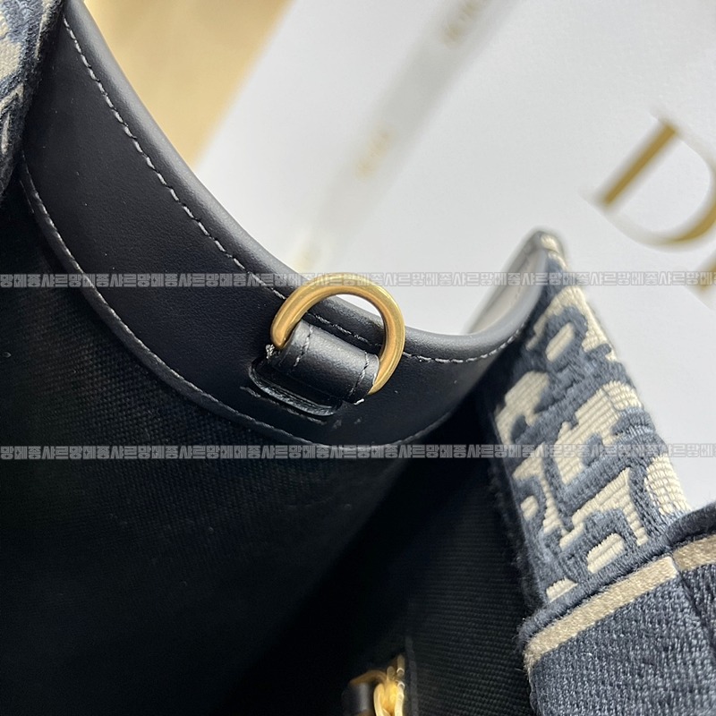 디올북토트백미디움  20260403-101937-007루.jpg