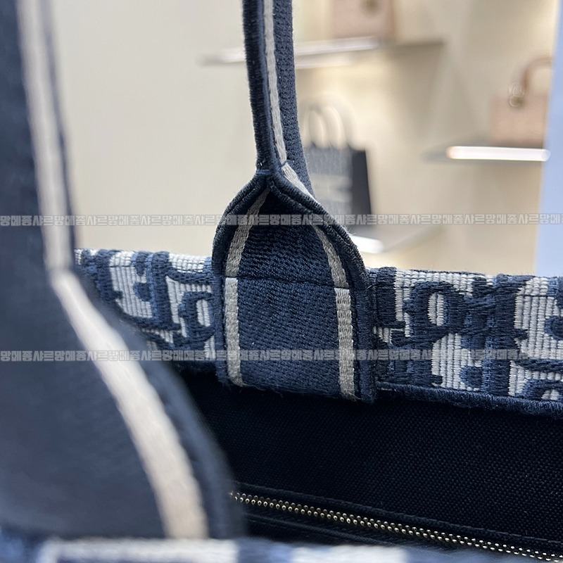 디올북토트백미디움  20260403-101937-010루.jpg