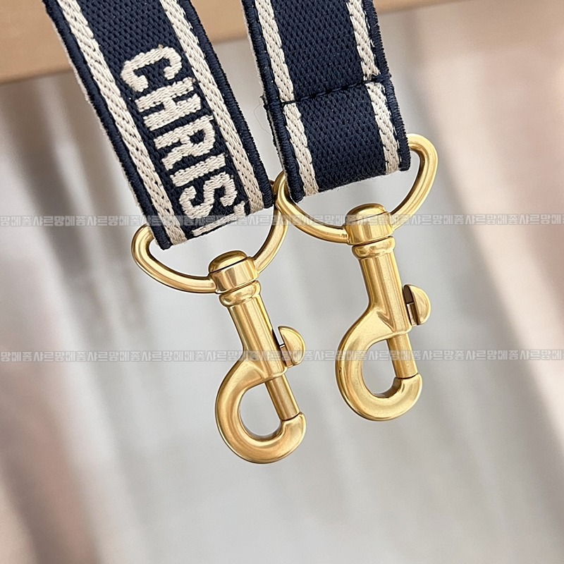 디올북토트백미디움  20260403-101937-011루.jpg