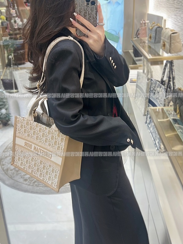 디올북토트백스몰  20260403-102317-010루.jpg