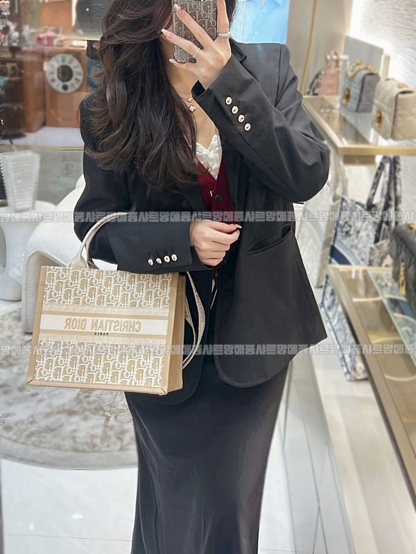 디올북토트백스몰  20260403-102317-013루.jpg