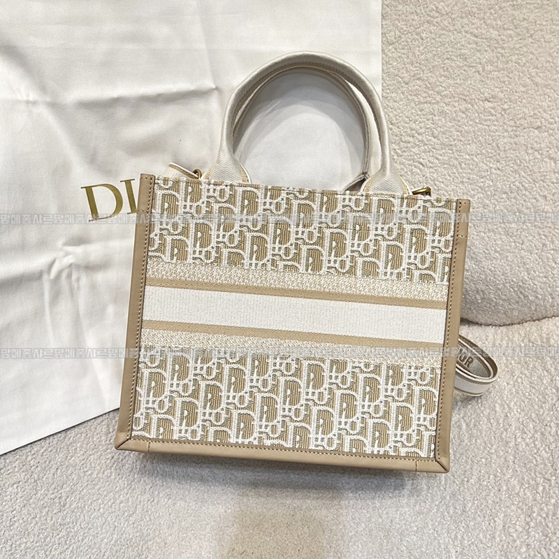 디올북토트백스몰  20260403-102316-002루.jpg