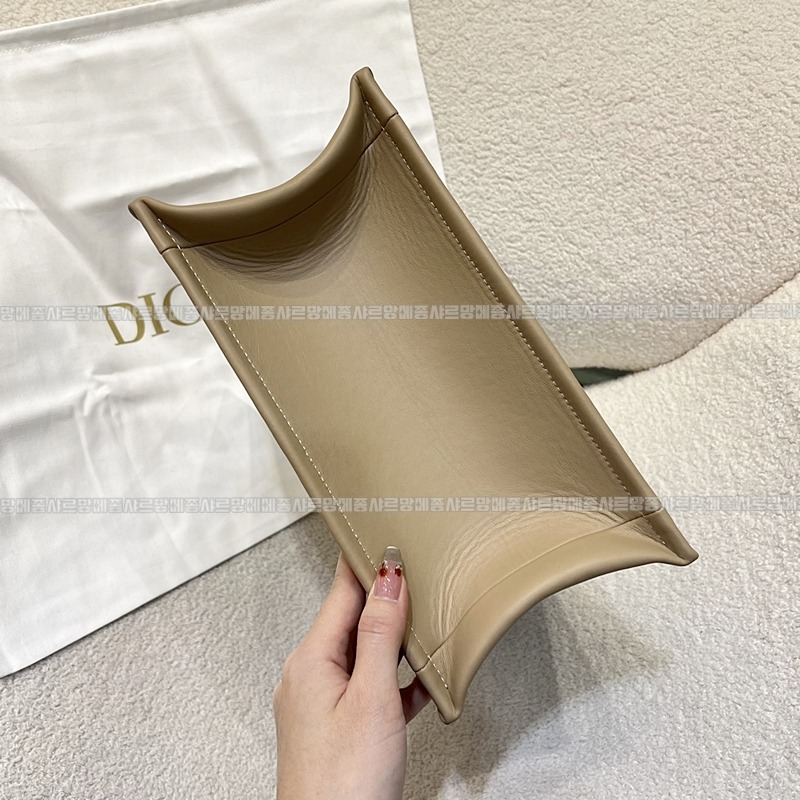 디올북토트백스몰  20260403-102316-004루.jpg