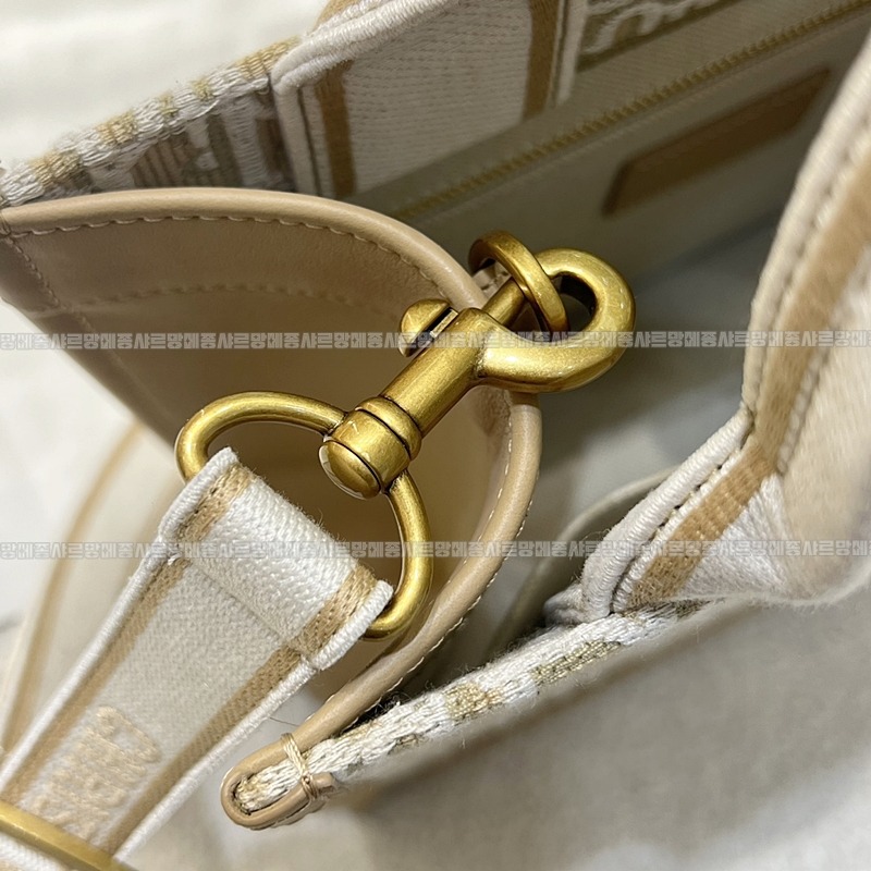 디올북토트백스몰  20260403-102316-007루.jpg