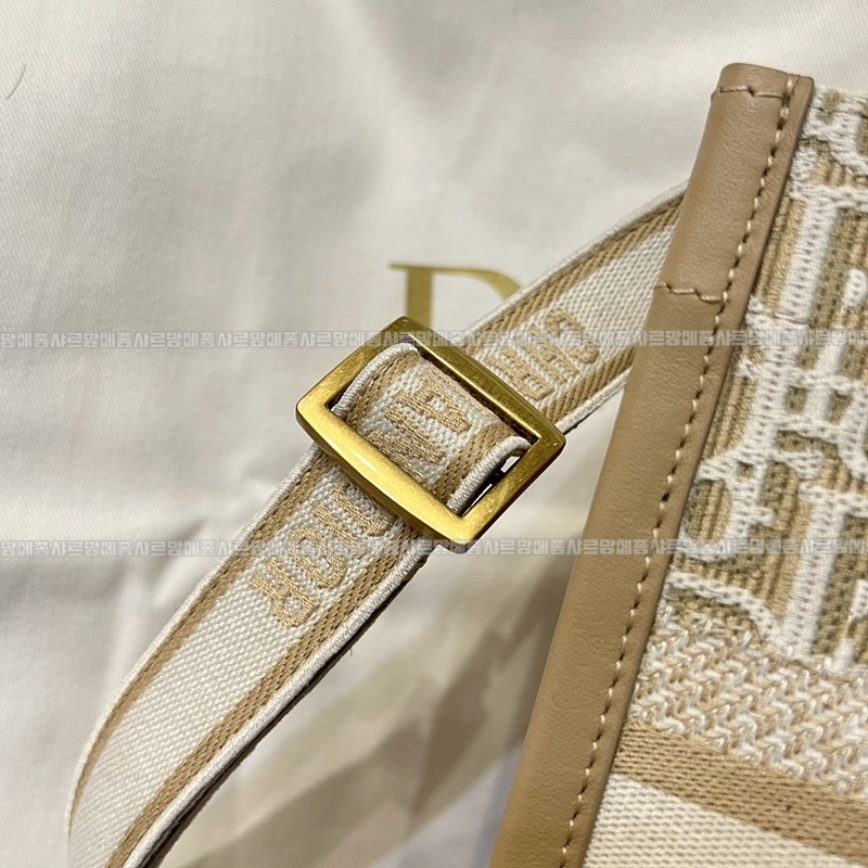 디올북토트백스몰  20260403-102316-006루.jpg