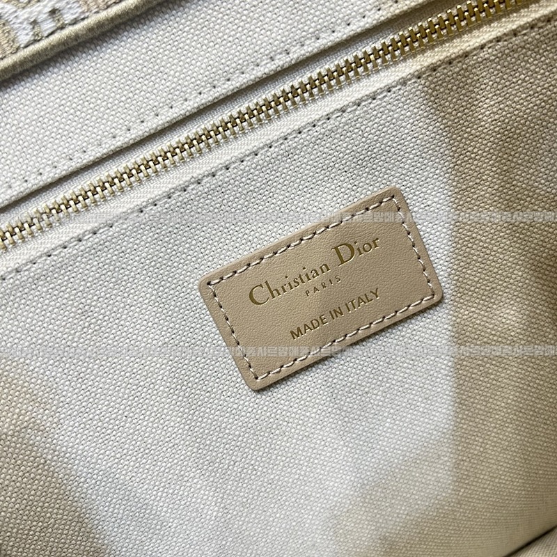 디올북토트백스몰  20260403-102317-009루.jpg