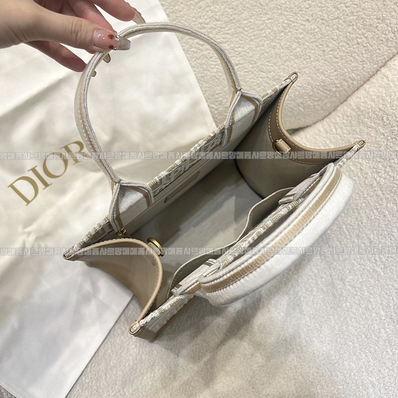 디올북토트백스몰  20260403-102317-008루.jpg