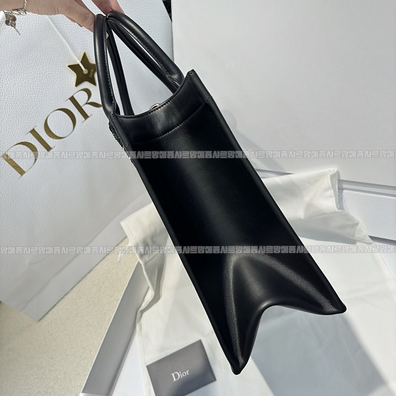 디올북토트백미디움  20260403-102944-003루.jpg