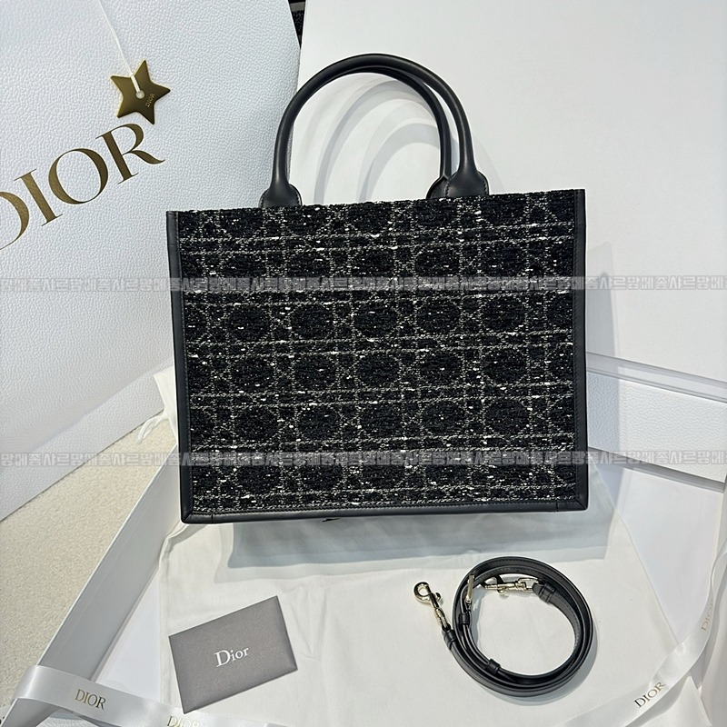 디올북토트백미디움  20260403-102944-002루.jpg