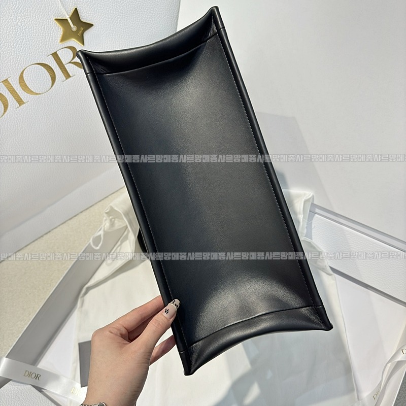 디올북토트백미디움  20260403-102945-004루.jpg