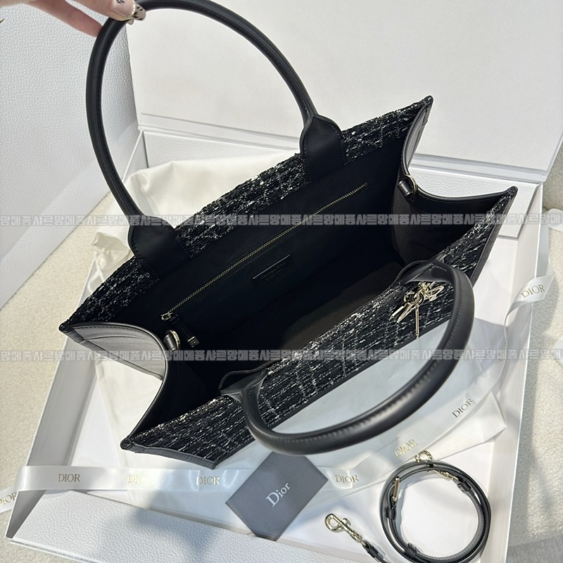 디올북토트백미디움  20260403-102945-005루.jpg