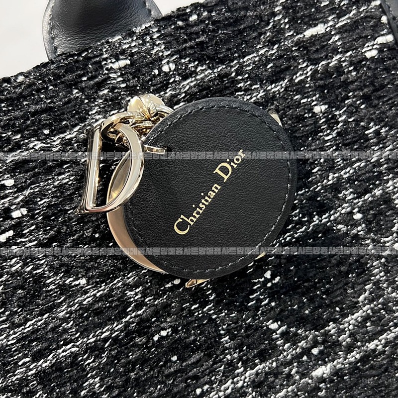 디올북토트백미디움  20260403-102945-007루.jpg