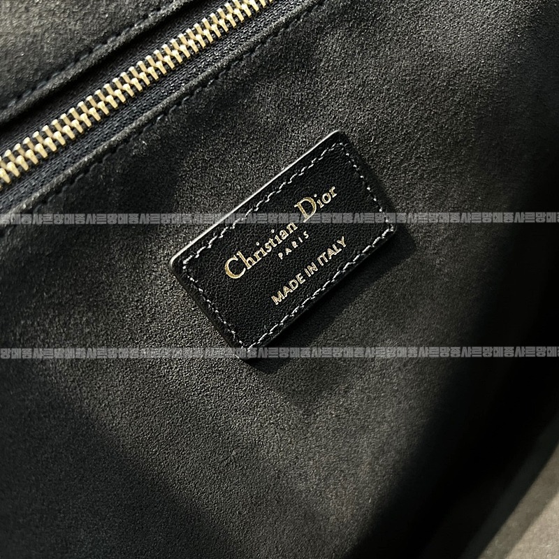 디올북토트백미디움  20260403-102945-008루.jpg